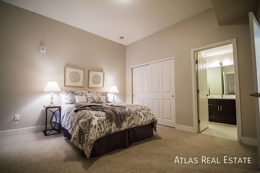 Large 2 Bed 2 Bath Unit with 3rd Flex Room Perfect for Home Office! Reserved Parking, Private Bal... — Photo 3