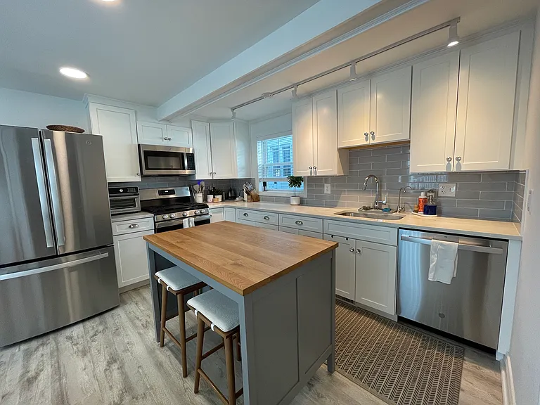 Like new GE appliances - Dishwasher, spacious fridge and gas range