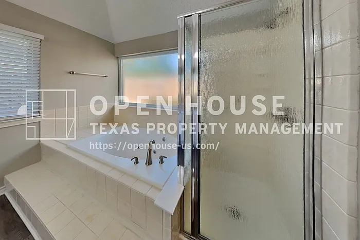 2211 Reverchon Dr — Photo 11
