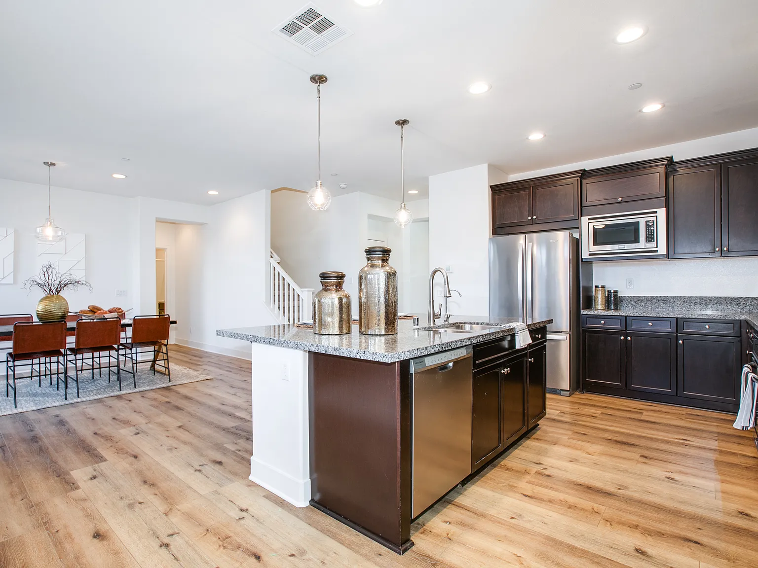 4 bed, 2547 sqft, $3,950 — Photo 4