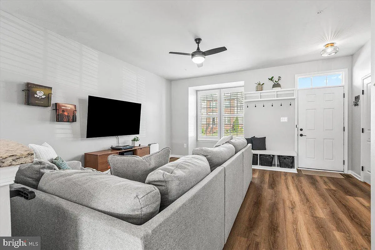3 bed, 2.5 bath, 1694 sqft, $3,000 — Photo 3