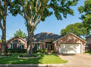 7801 Clover Leaf Dr, North Richland Hills, TX 76182