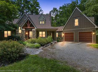 574 Uphill Rd, Milford, MI 48381