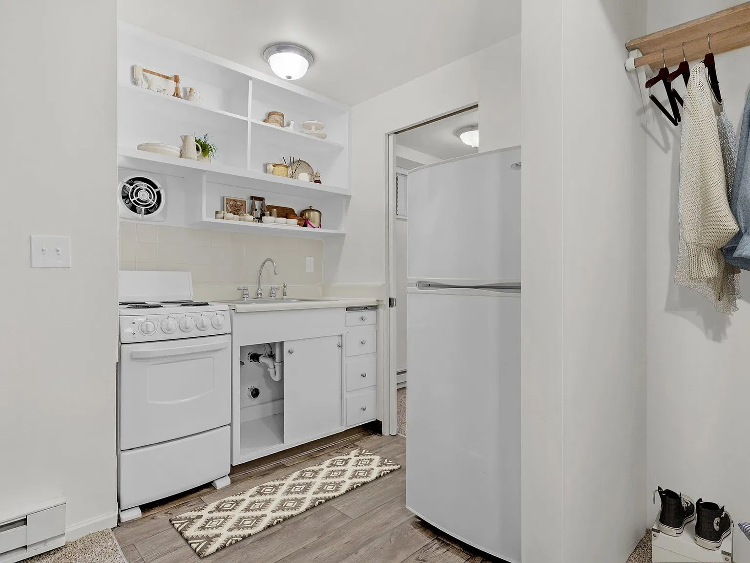 University Crest Apartments — Photo 4