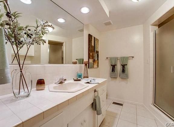5th image of 2036 N Victoria Dr