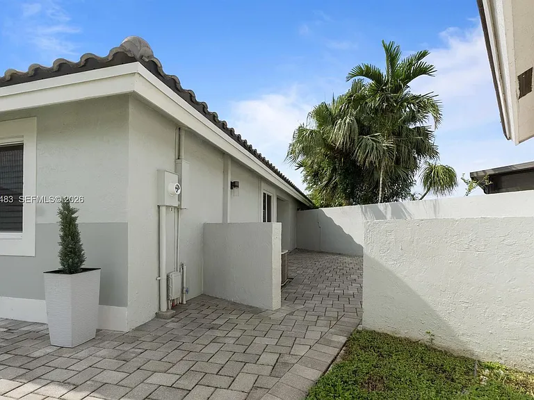 15037 Brighton Ln — Photo 3
