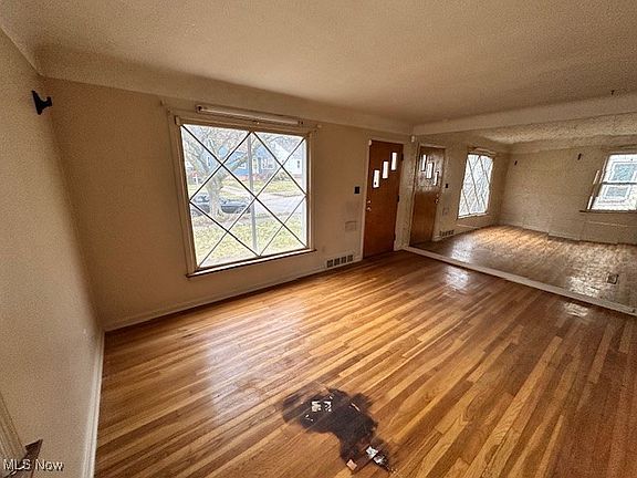 4th image of 3648 W 114th St