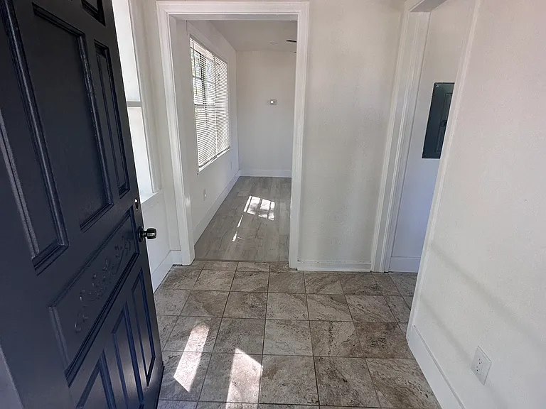 303 W Emma St #1/2 — Photo 3