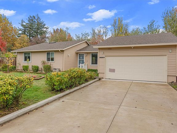 2nd image of 3036 SE Lewis Ct