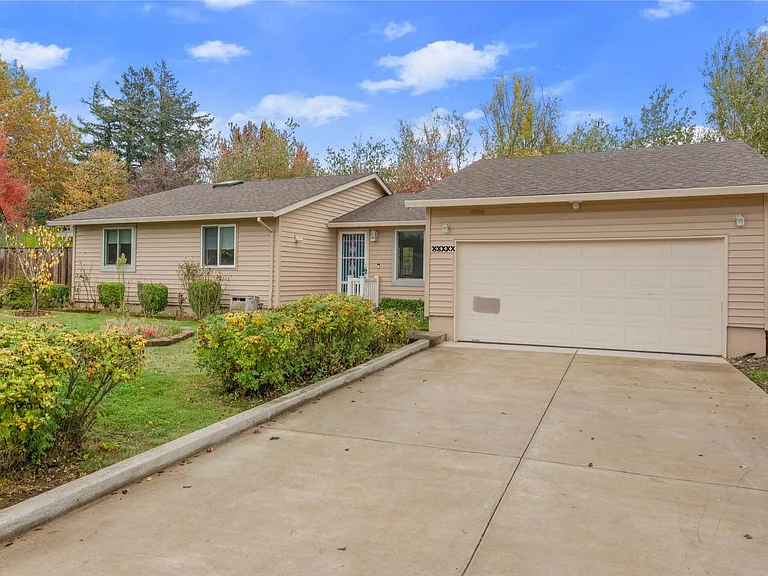 3036 SE Lewis Ct — Photo 2