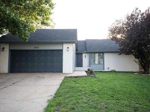 1655 S Red Oaks St, Wichita, KS 67207