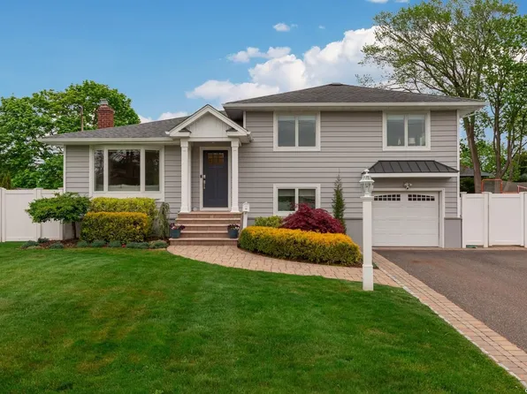 51 Wagstaff Lane, West Islip, NY 11795