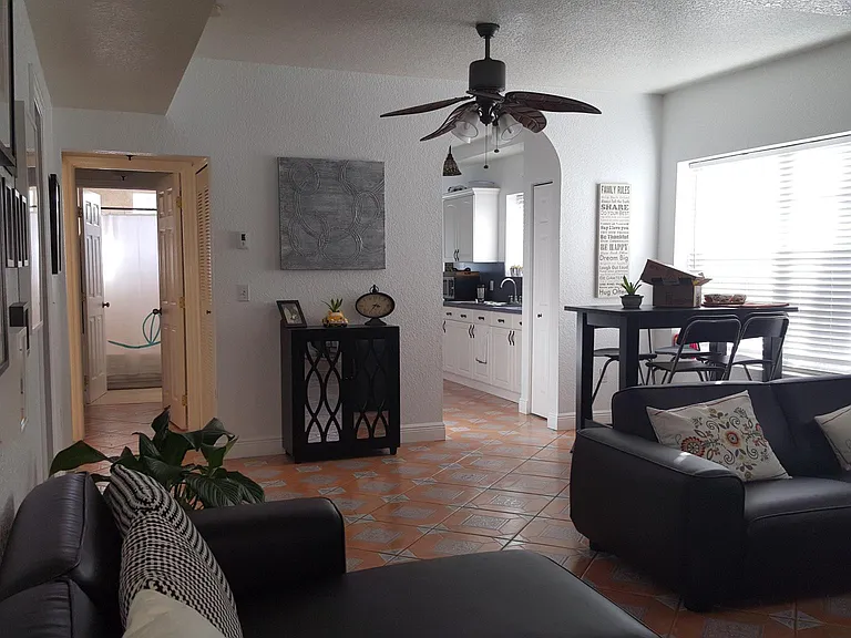 330 SW 20th St #3 — Photo 3