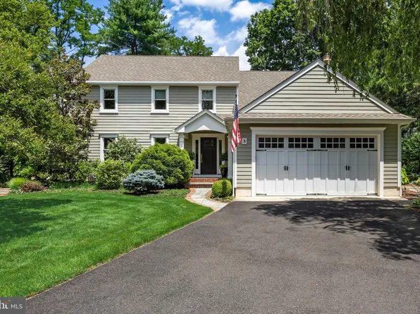 3 Circle Dr, Moorestown, NJ 08057