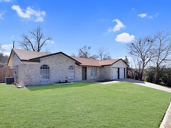 3rd image of 914 Laurie Ln