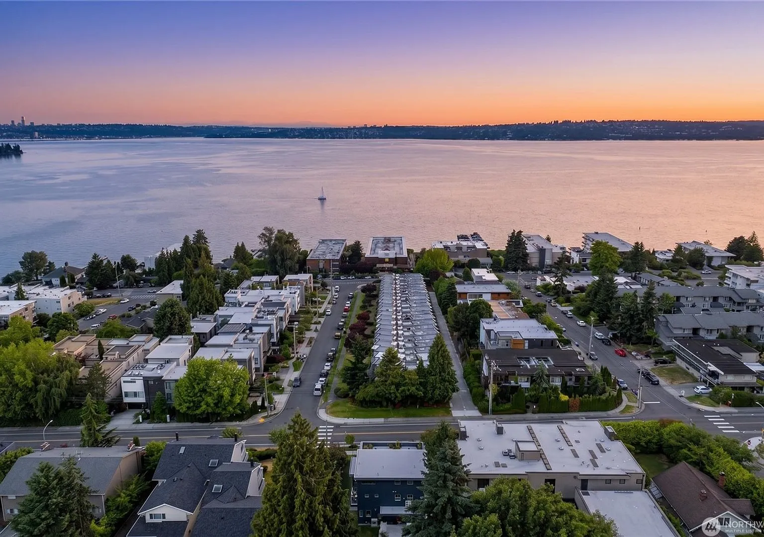 4Bd/4.25Ba Kirkland Home — Photo 1