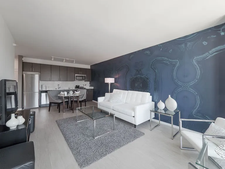 River North Luxury, On Display — Photo 32
