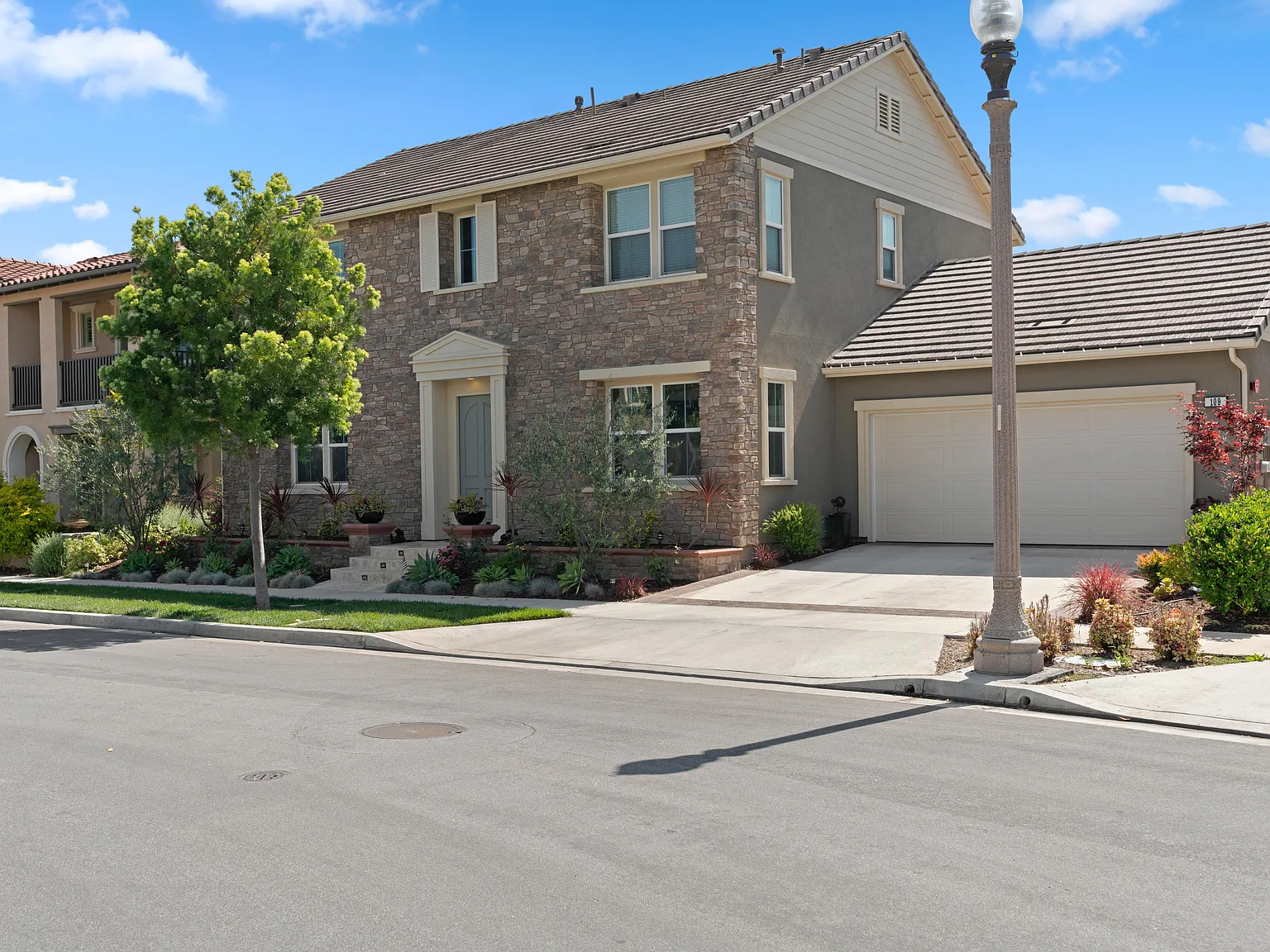 4 bed, 2536 sqft, $6,495 — Photo 2