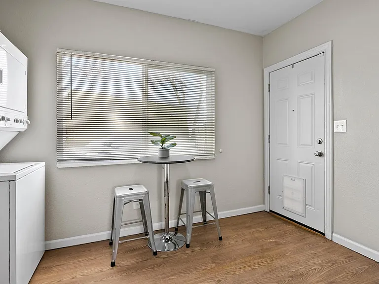 895 Grove St #B — Photo 13