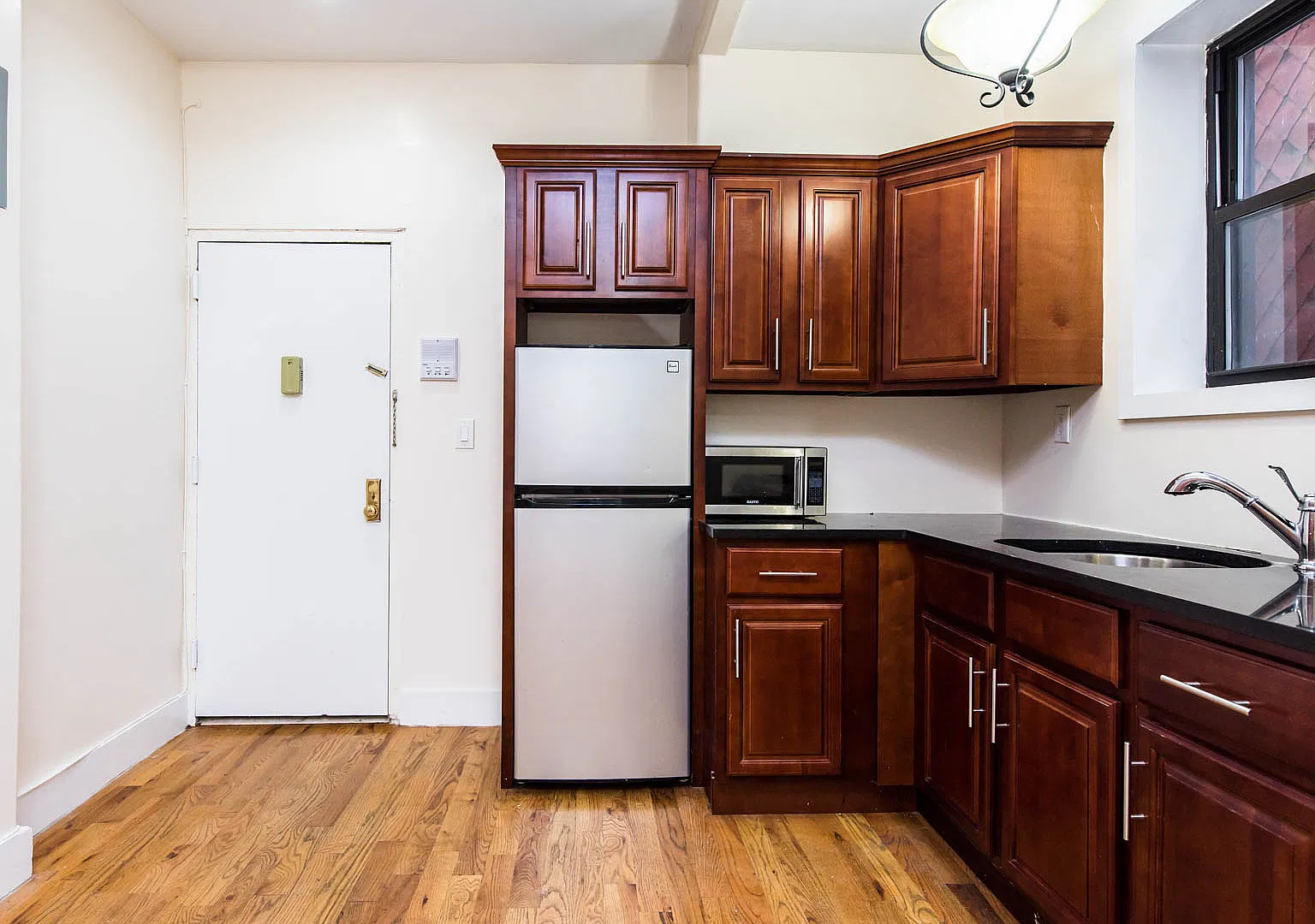 206 Scholes Street — Photo 2