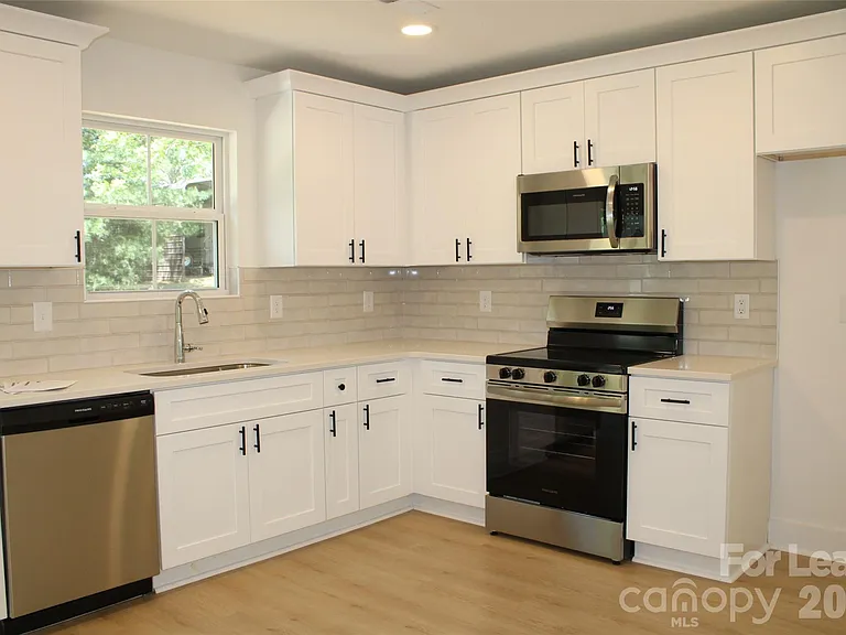 562 W Park Ave #B — Photo 2