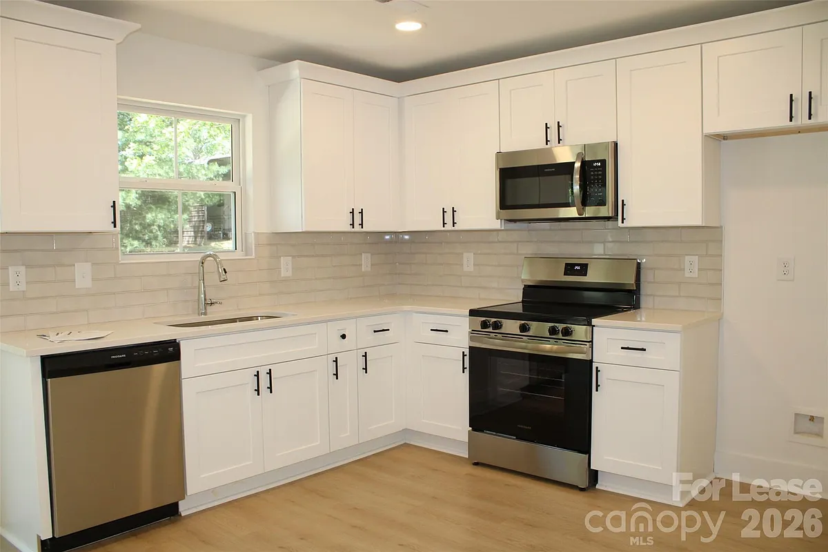 Building Photo - 562 W Park Ave #B