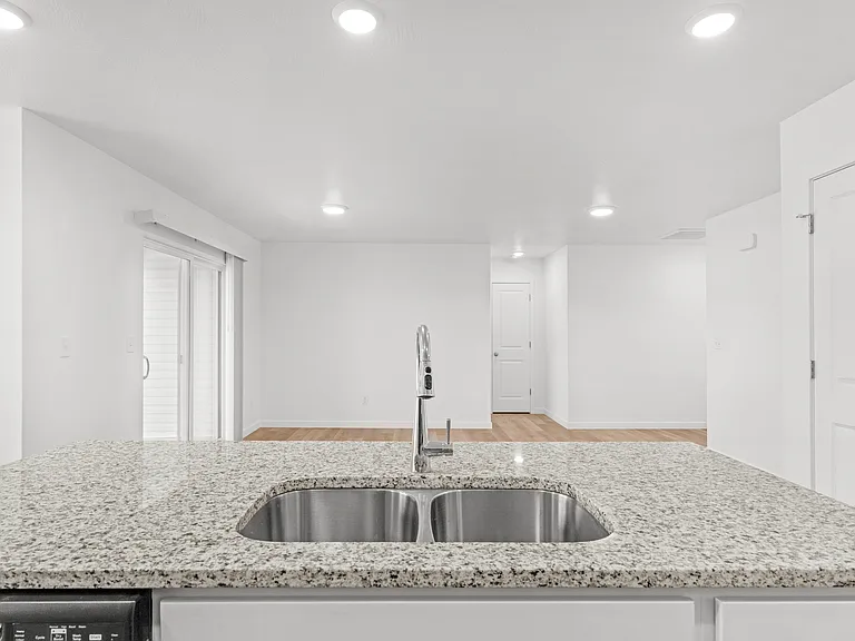 810 Lambert Cir — Photo 11