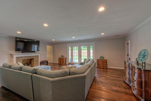 3rd image of 714 Green Ln