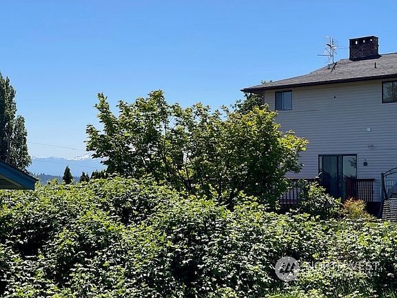 4th image of 3309 ShoreCliff Drive NE