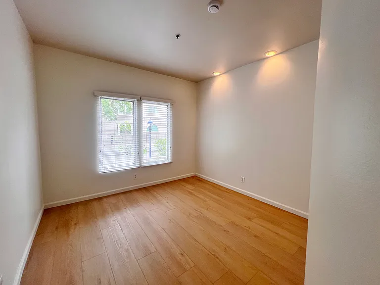 Primary Bedroom (2)