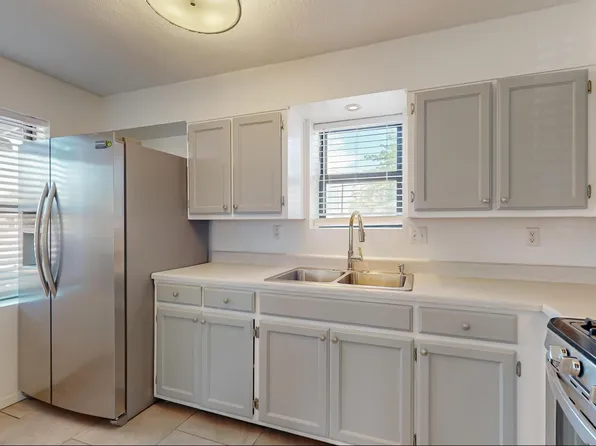 422 Alcazar St NE, Albuquerque, NM 87108