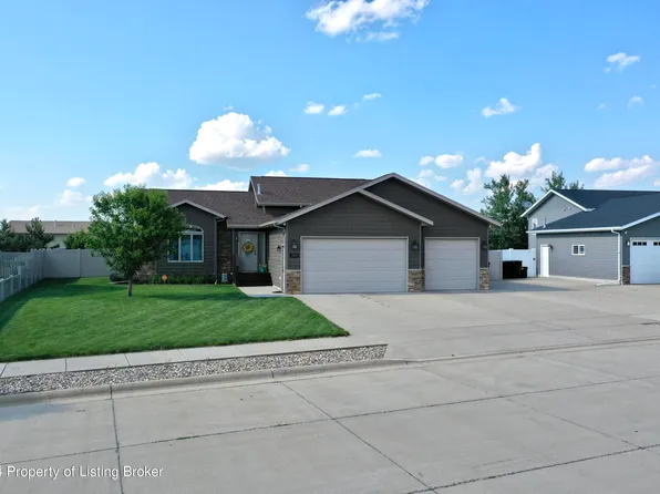 2426 6th St W, Dickinson, ND 58601