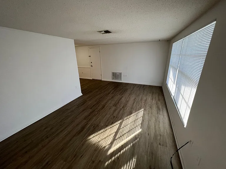 7833 Cayuga Dr — Photo 10
