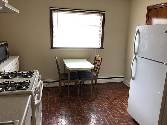 4th image of 3220 Memorial Blvd #1