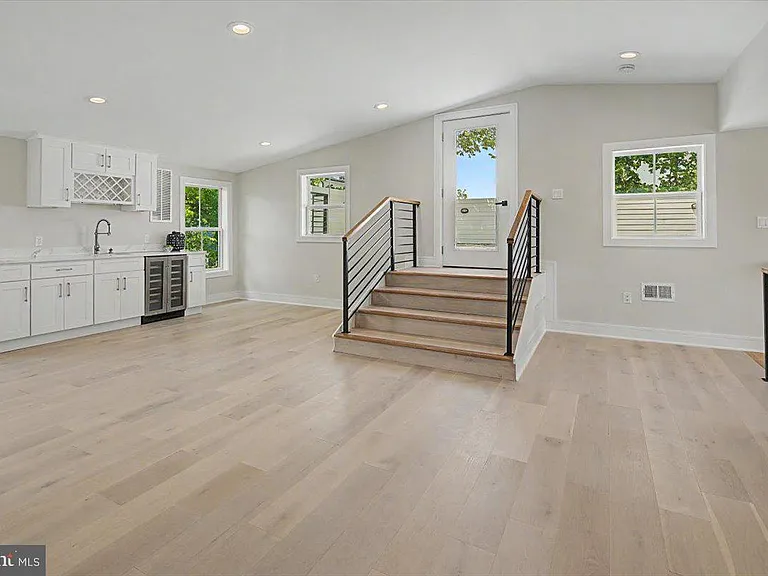 2902 Vista St NE — Photo 65