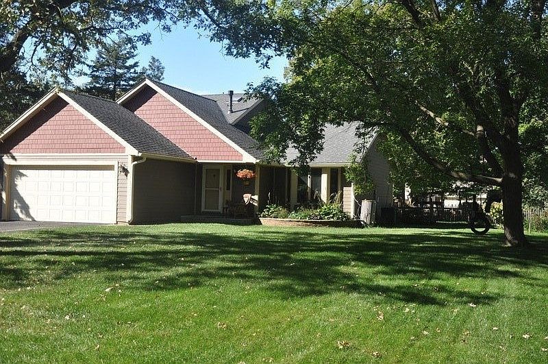 Quiet park like setting with lake view!