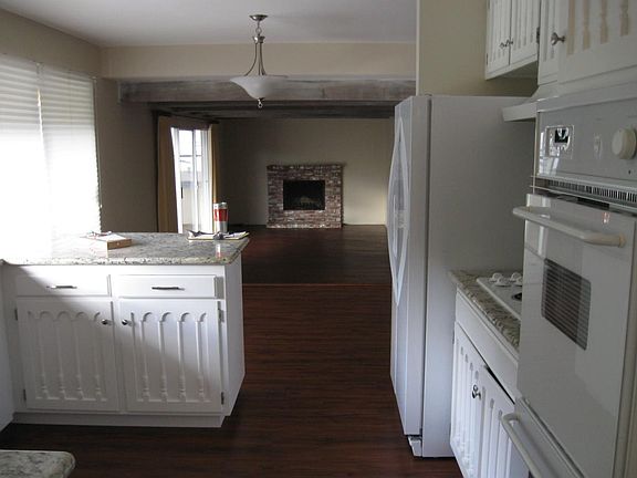 Large Eat-In Kitchen New Refrig water/Ice