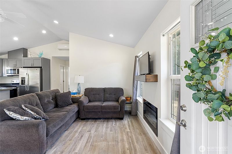 2nd image of 882 Vagabond Avenue SW