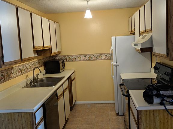 4th image of 1936 Blackstone Dr #36