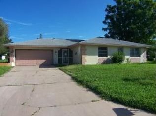 812 Gardenside Ct, Lehigh Acres, FL 33936