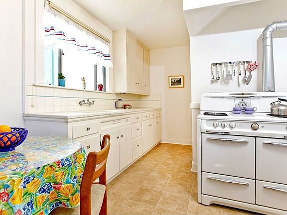 Kitchen w/Wedgewood stove