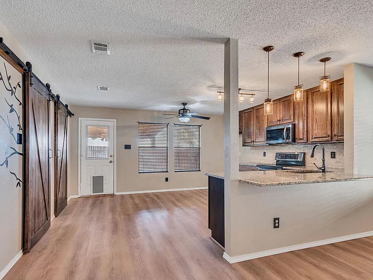 2124 Blanco Ln — Photo 9