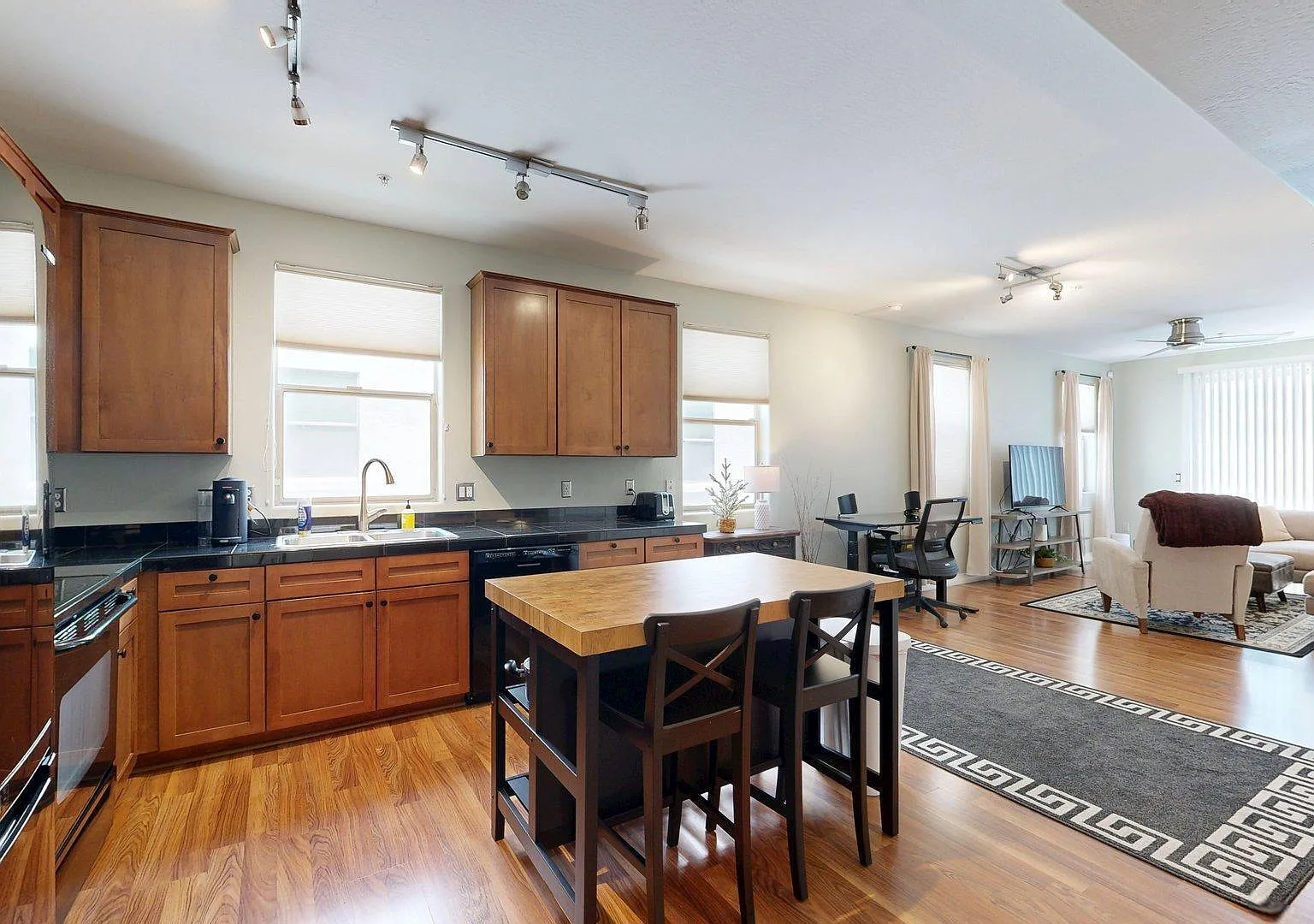 2 bed, 2.0 bath, 1238 sqft, $2,000 — Photo 1