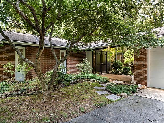3rd image of 208 Guinnwood Ln