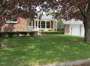 28 Meadow Dr, Waterford, CT 06385