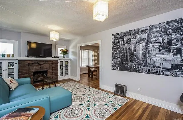 413 W Troy Ave — Photo 3
