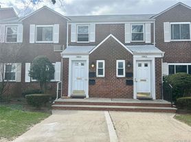 7522 255th St, Glen Oaks, NY