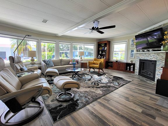 3rd image of 5212 Camelot Dr W