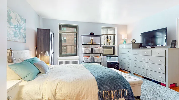 Sold by Bizzarro Agency | media 5