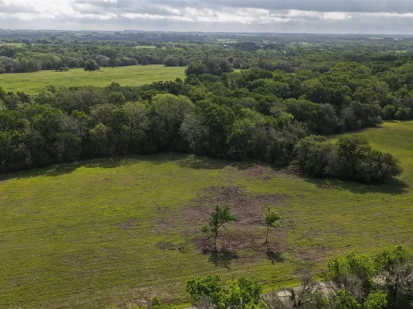 2 Baranowski Rd, Brenham, TX 77833